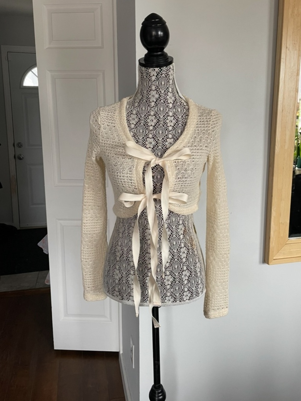 Gorgeous Crochet Knit Tie Front Cropped Top Cardigan. Small